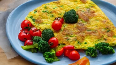 Gebackenes Omelett mit frischem Gemüse im Airfryer