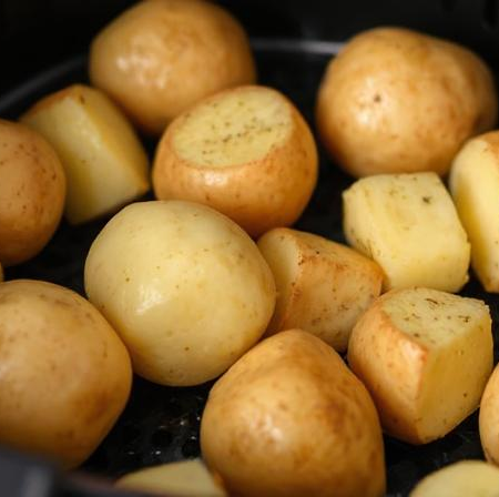 Rohe Kartoffeln in der Heißluftfritteuse