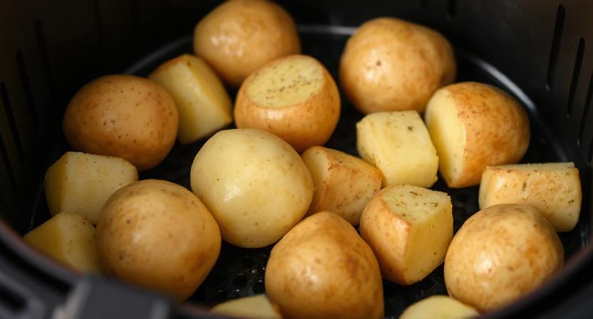 Rohe Kartoffeln in der Heißluftfritteuse